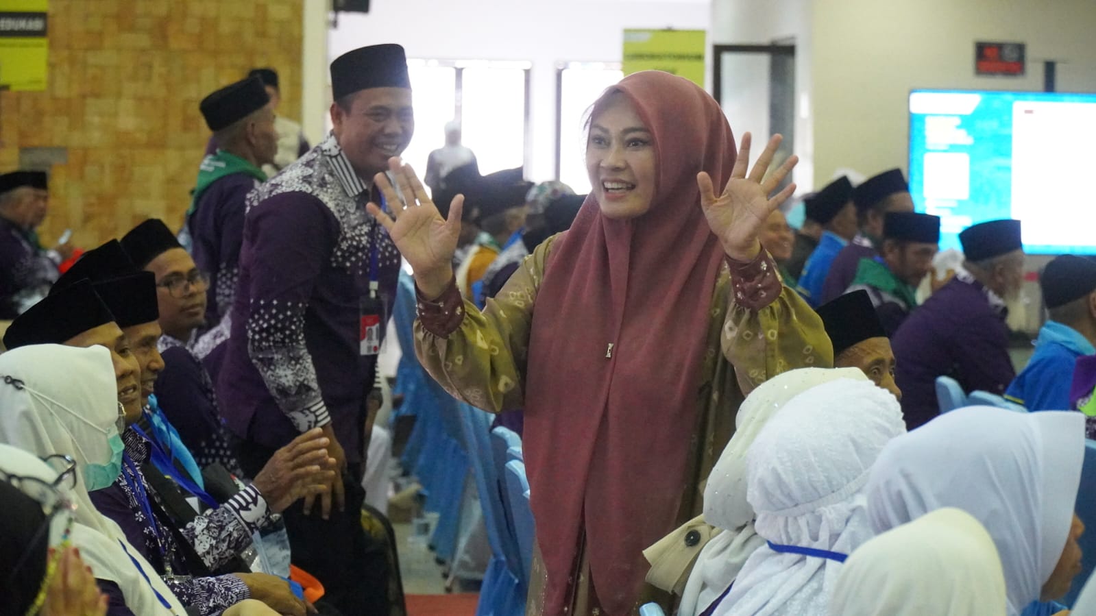 Bupati Irna saat menyapa jemaah calon haji.