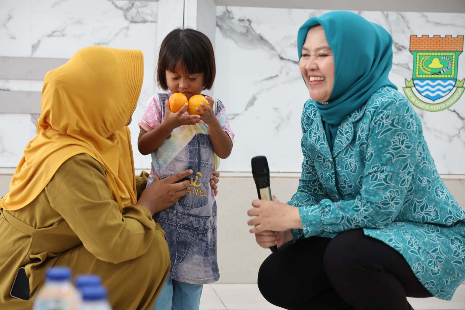 Ketua PPK Banten Tine Al Muktabar bersama anak-anak di Mauk.