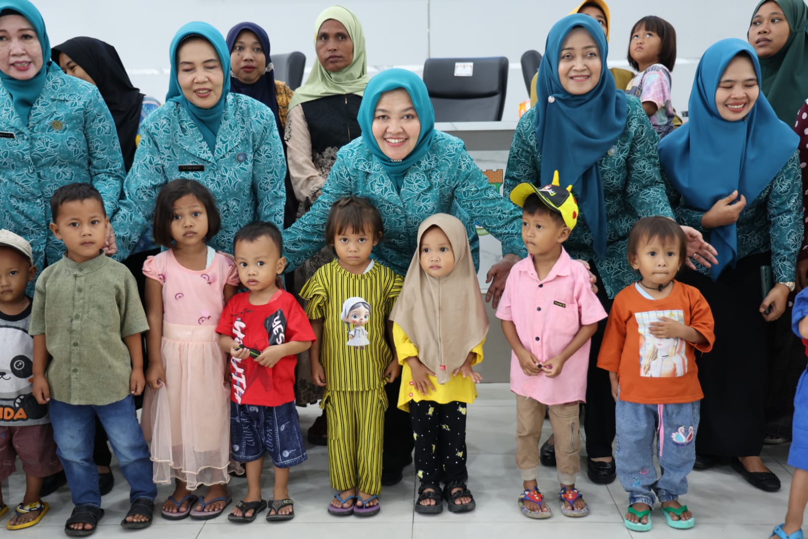 Ketua PPK Banten Tine Al Muktabar bersama anak-anak di Mauk.