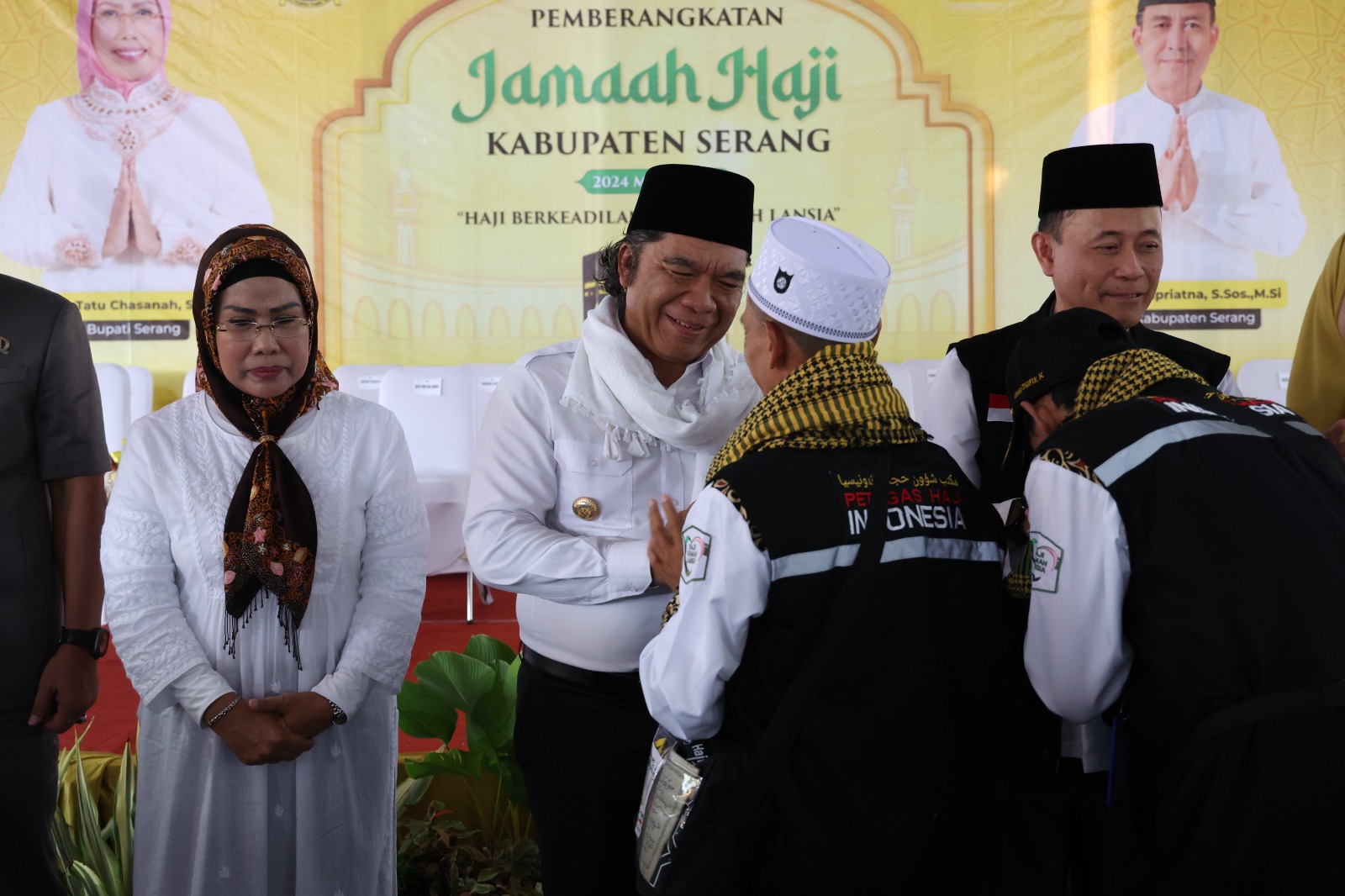 Pj Al Muktabar saat menyalami calon jemaah haji.