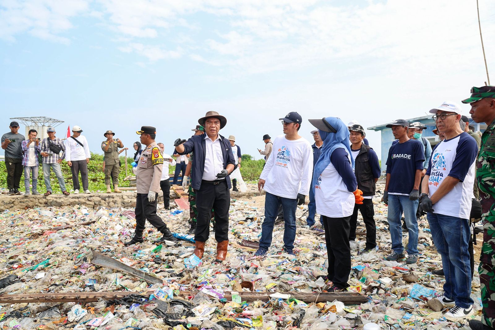 Bersih-bersih pantai teluk Pandeglang.