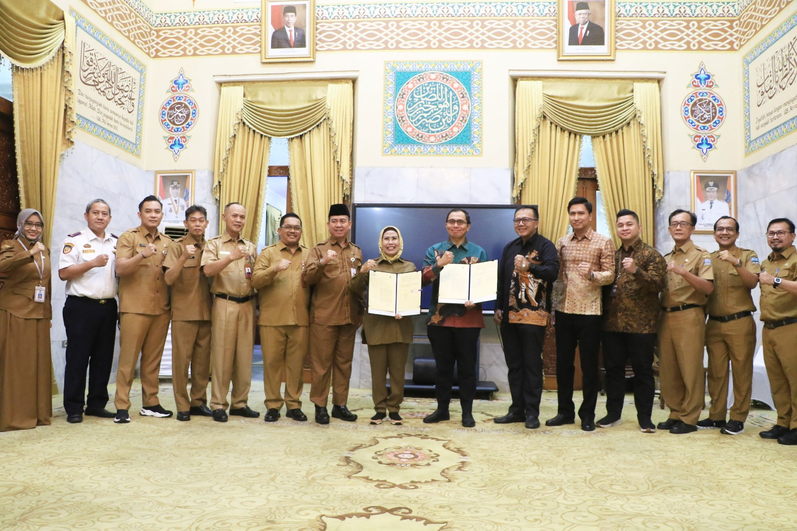 Bupati Tatu saat MoU dengan Pimpinan PT Candra Asri Pasifik.