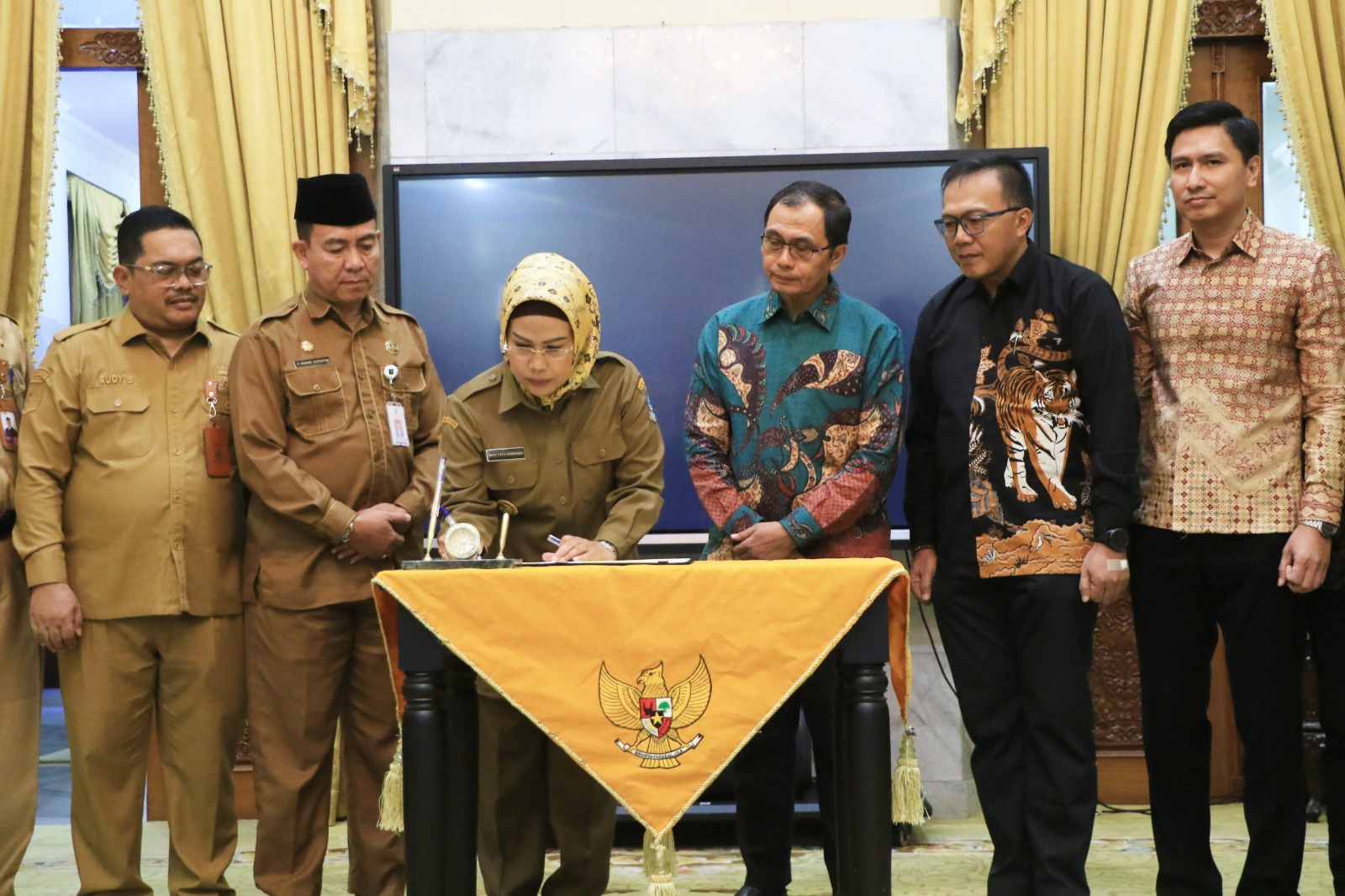 Bupati Tatu saat teken MoU dengan Pimpinan PT Candra Asri Pasifik.