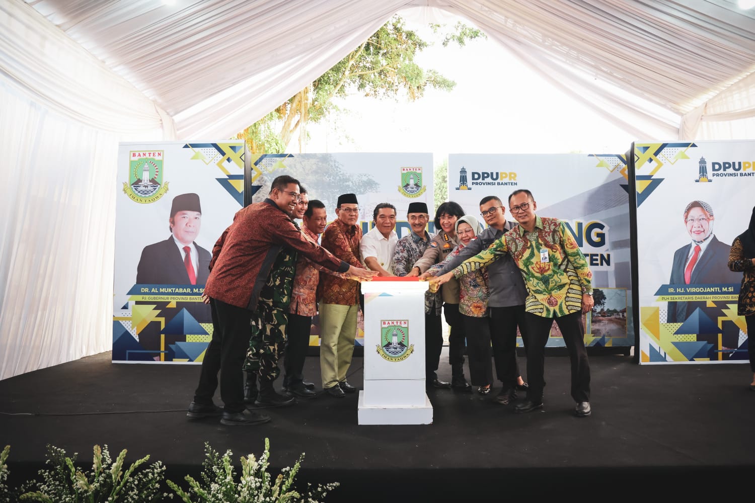 Ground breaking pembangunan gedung Kantor Pusat Bank Banten di Serang.