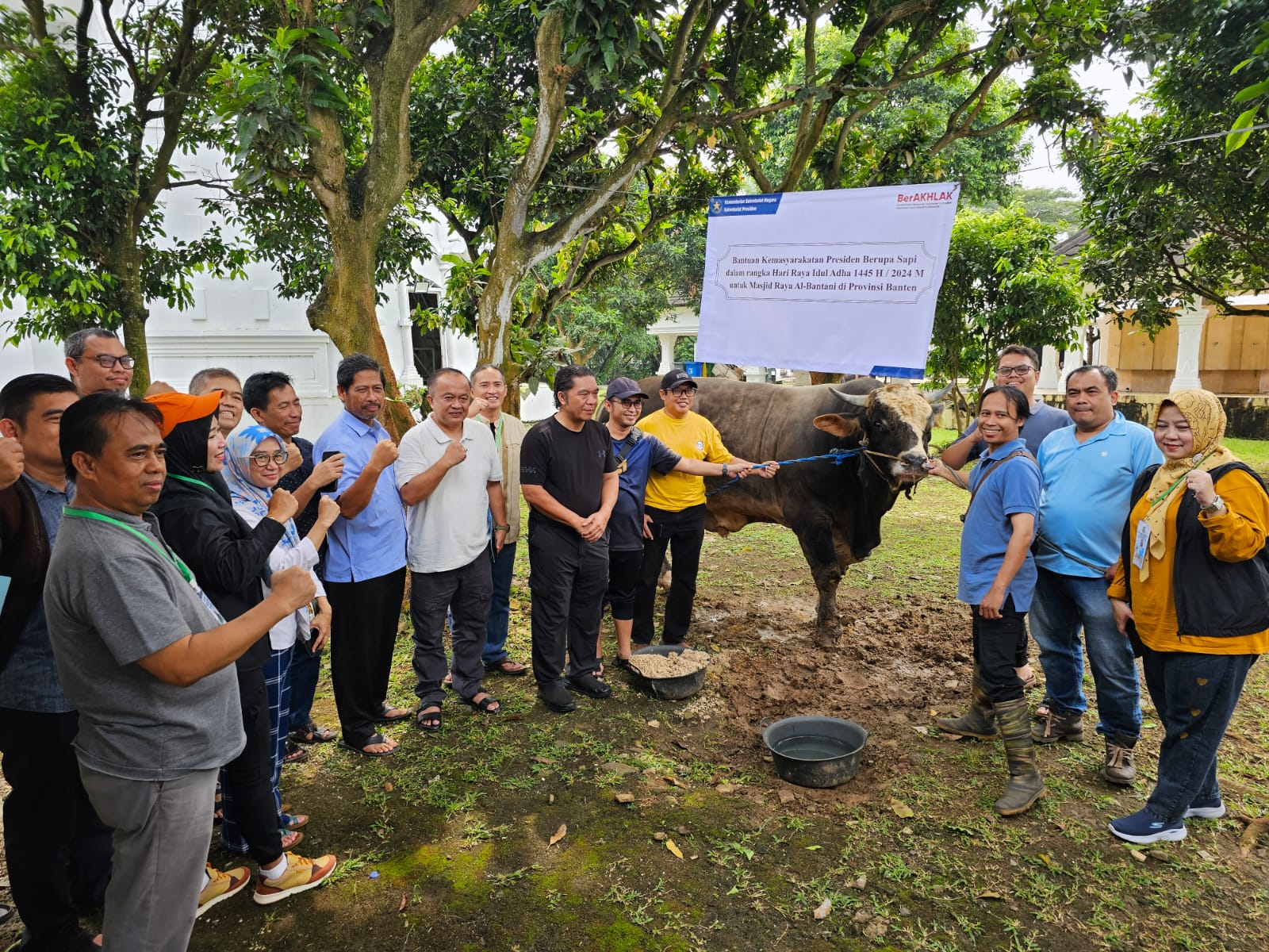 Sapi Kurban Dari Jokowi Disalurkan ke Masjid Al Bantani KP3B dan Komplek Sekneg di Kelapa Dua