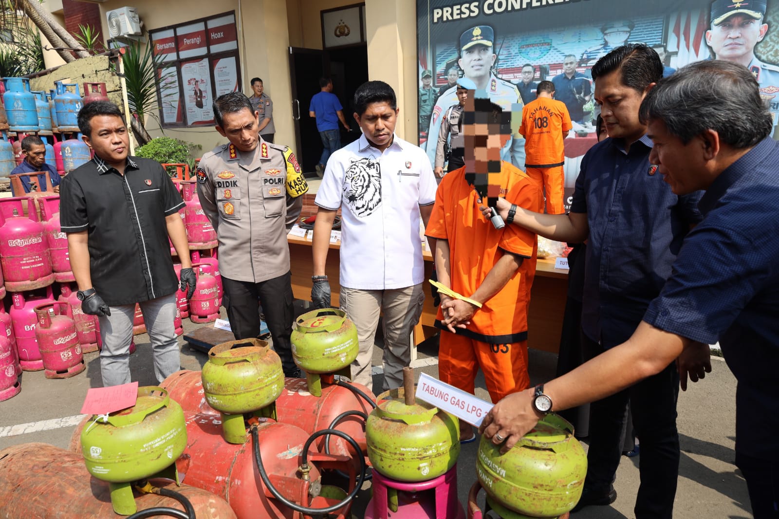 Press conference Polda Banten kasus pengoplos penyuntikan tabung gas.