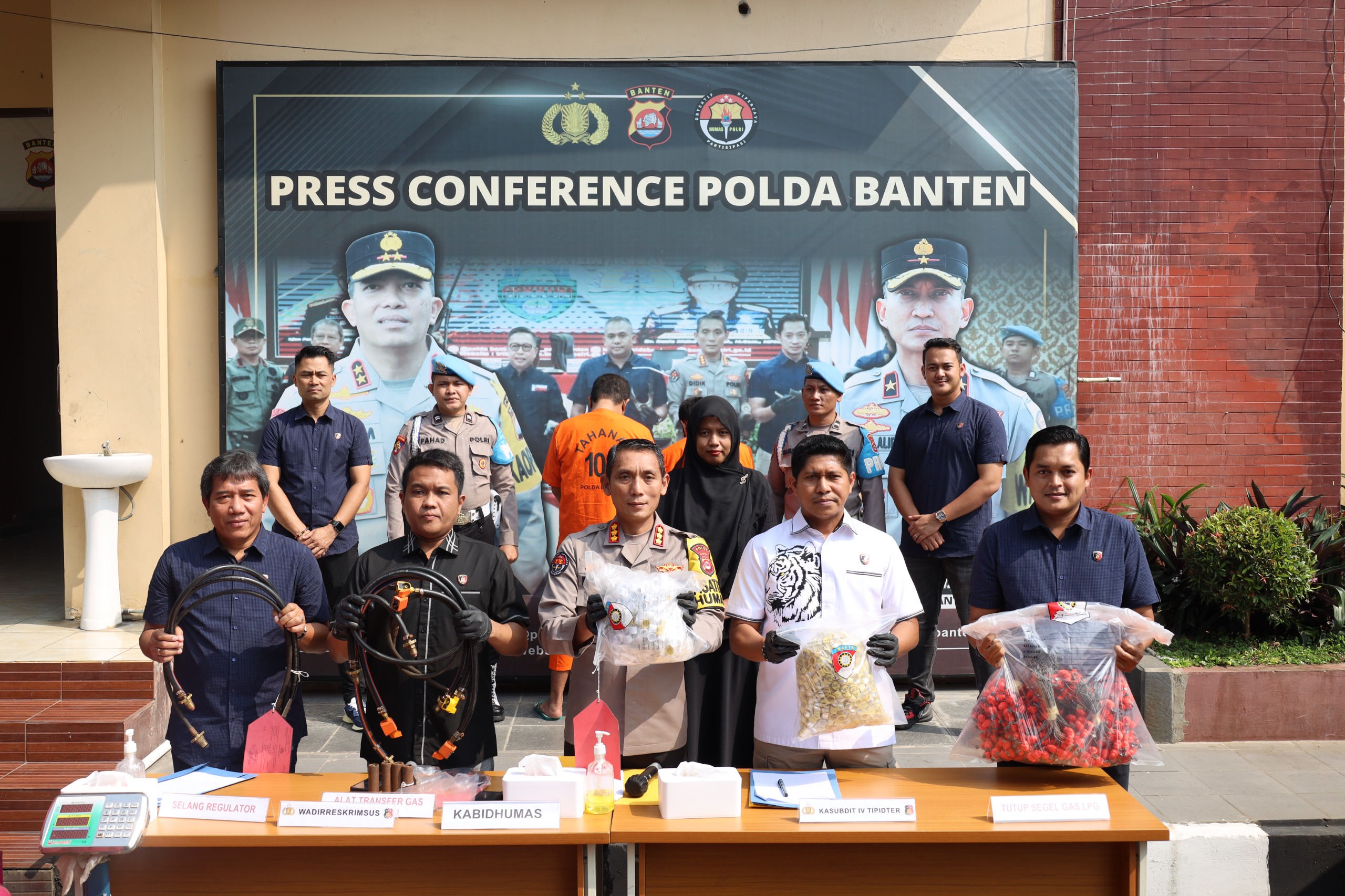 Press conference Polda Banten kasus pengoplos penyuntikan tabung gas.