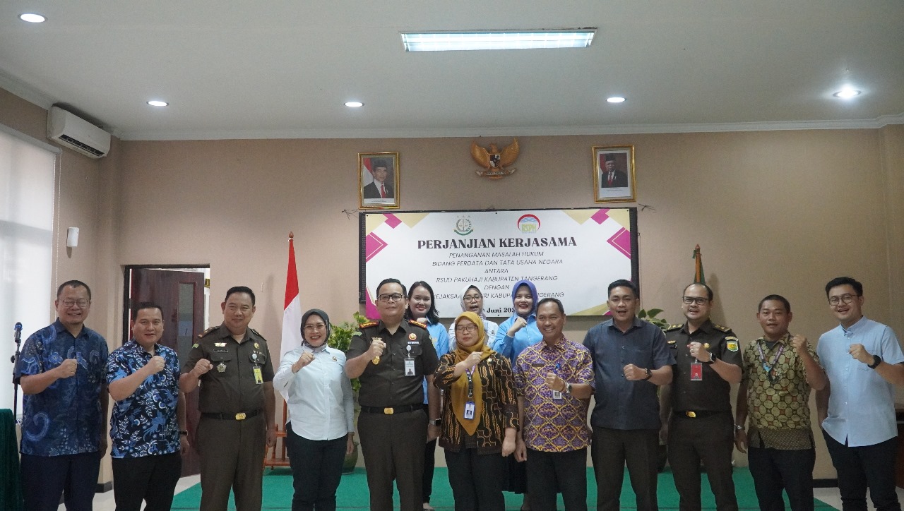 Kepala Kejari Kabupaten Tangerang Ricky Tommy Hasiholan dan jajarannya foto bersama Jajaran RSUD Pakuhaji.