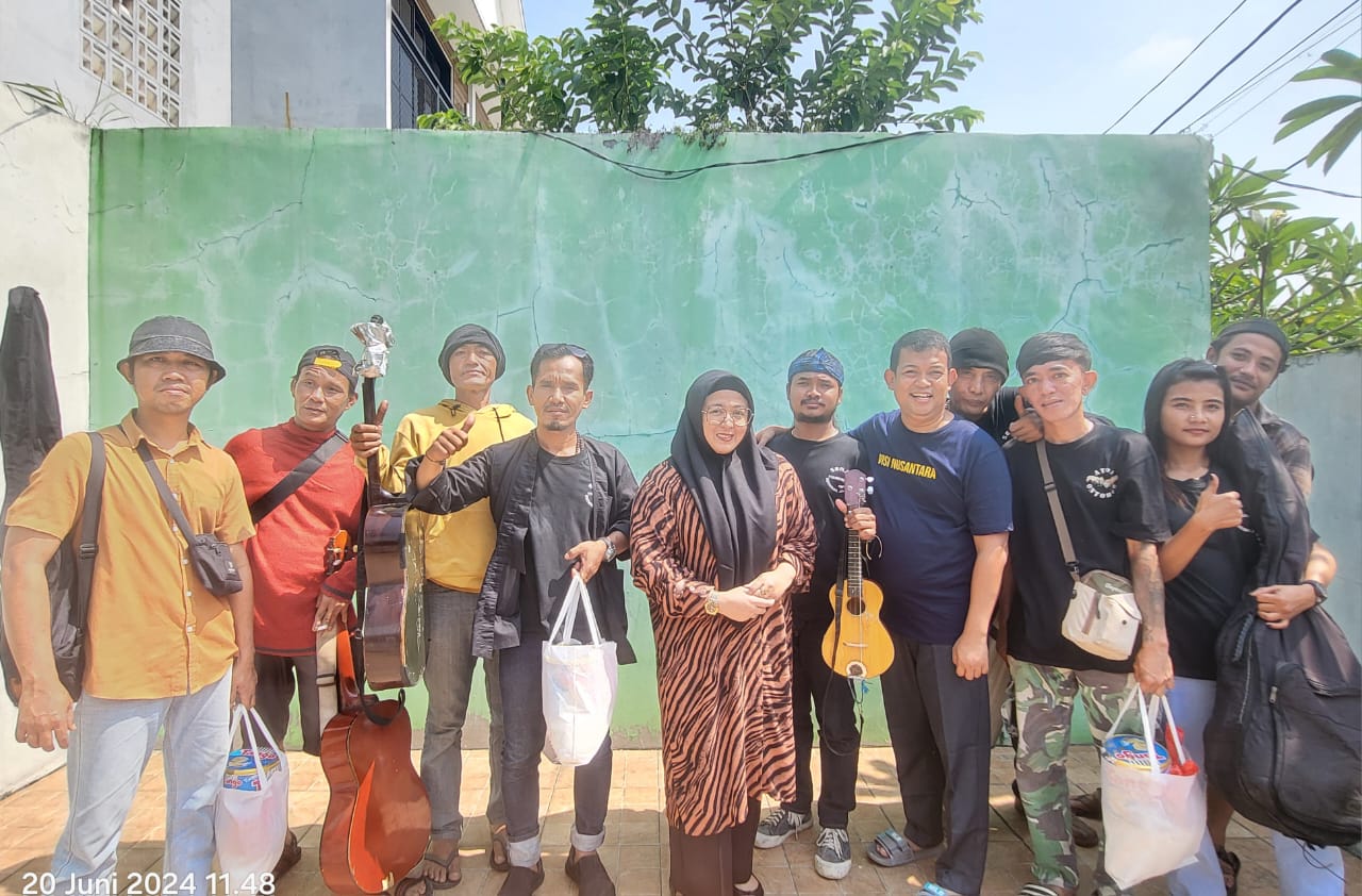 Intan Nurul Hikmah saat foto bersama para pemusik jalanan.