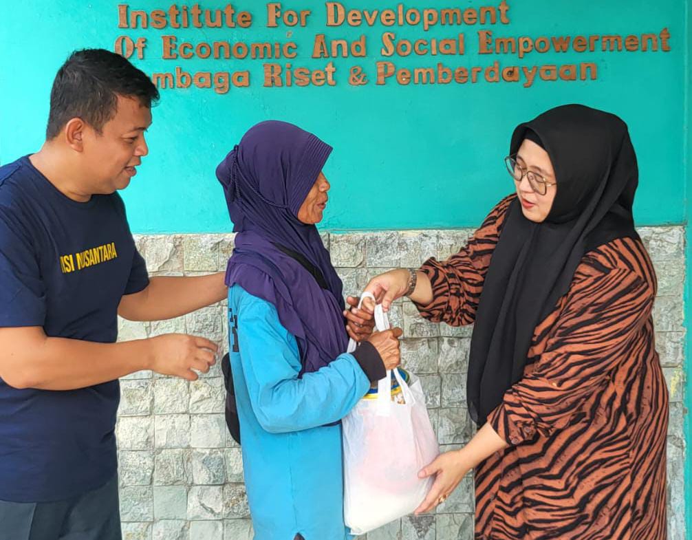 Intan Nurul Hikmah saat memberikan paket daging kurban ke pesapon.