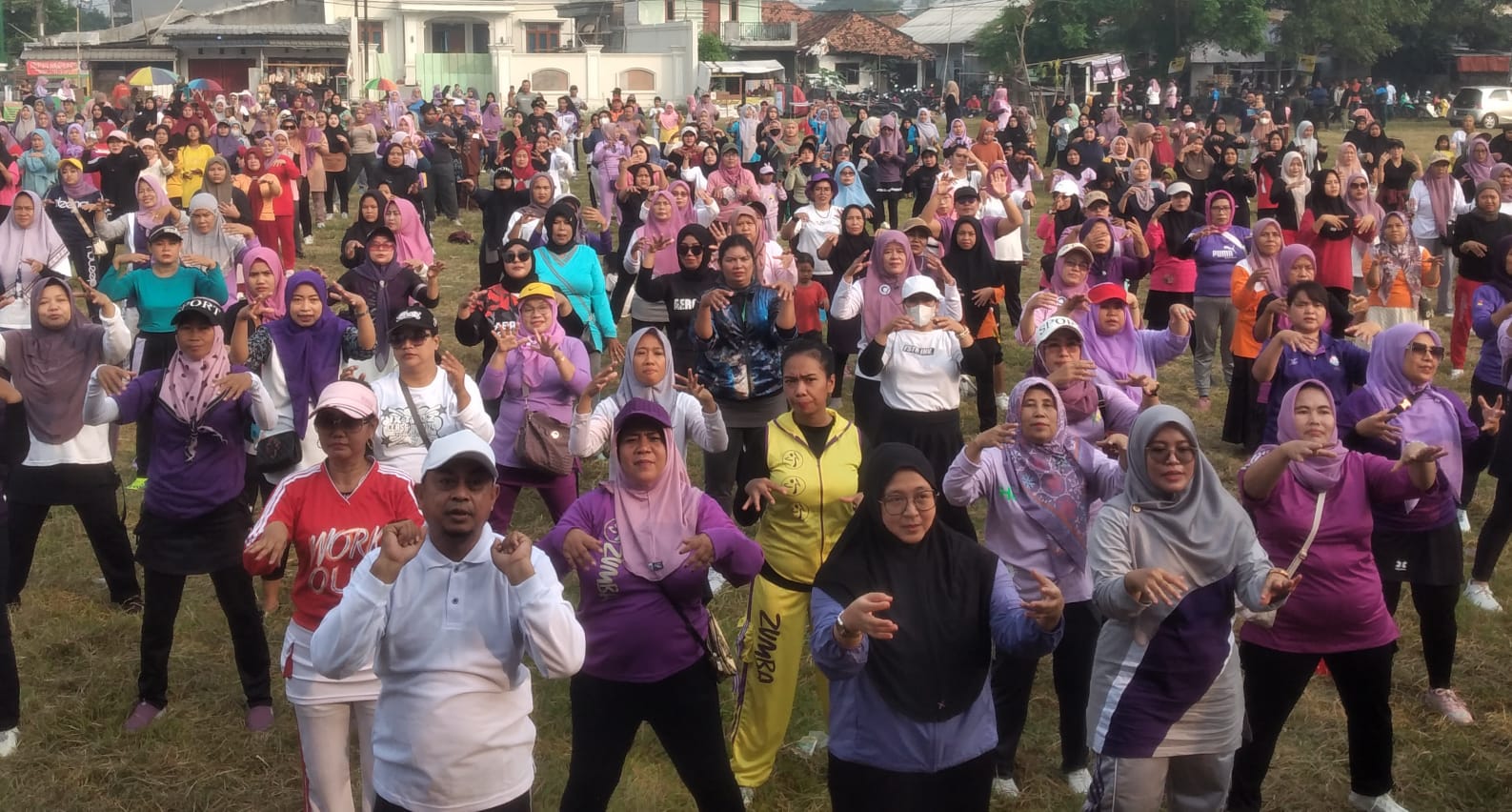 Intan Nurul Hikmah Senam Bersama Masyarakat Sindang Jaya.