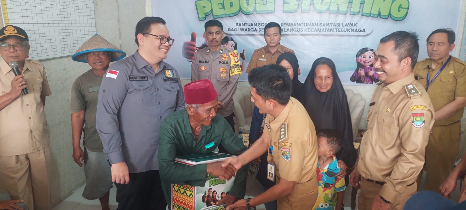 Kepala Kejari Kabupaten Tangerang Ricky Tommy Hasiholan saat memberikan paket bantuan sosial untuk warga.