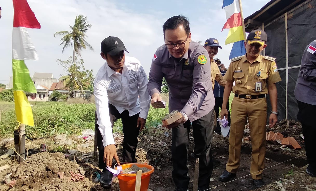 Kajari Ricky Tommy Hasiholan Letakan Batu Pertama Pembangunan Sanitasi di Tegal Angus, Program Kejaksaan Peduli