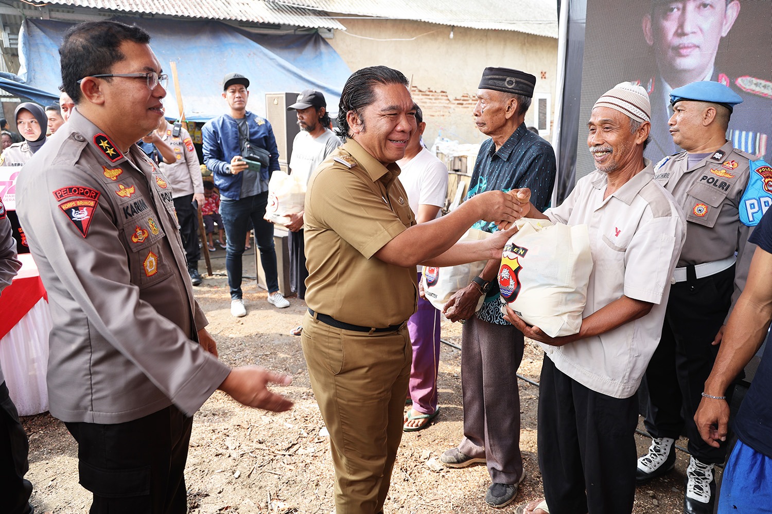 Kapolda Banten Abdul Karim, Pj Al Muktabar saat memberikan paket sembako untuk masyarakat.