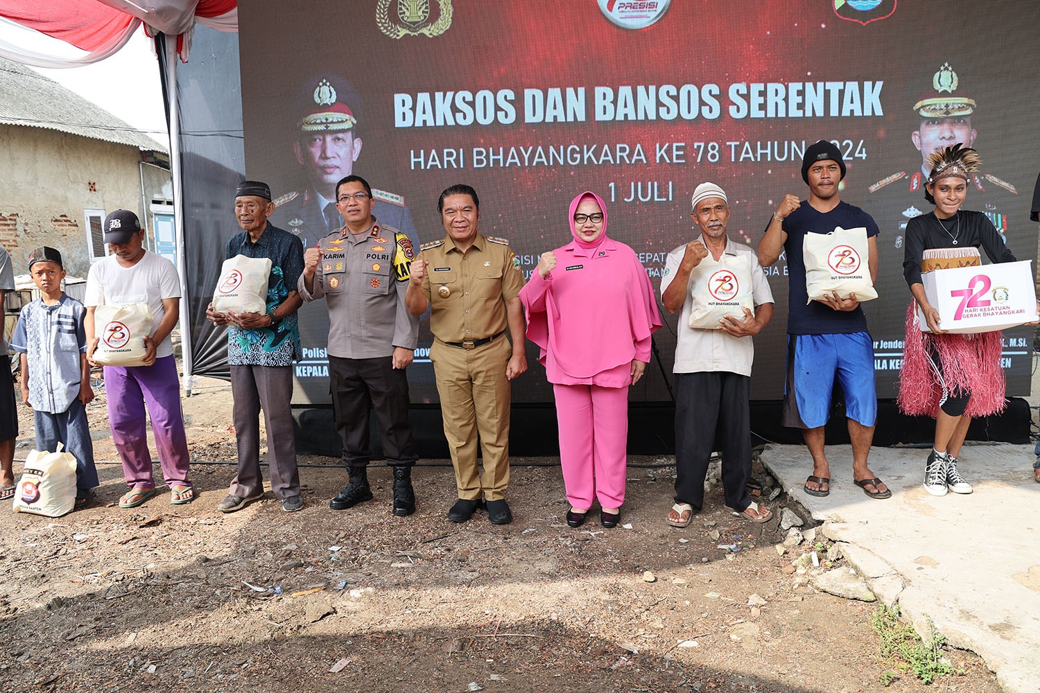 Kapolda Banten Abdul Karim, Pj Al Muktabar saat foto bersama masyarakat.