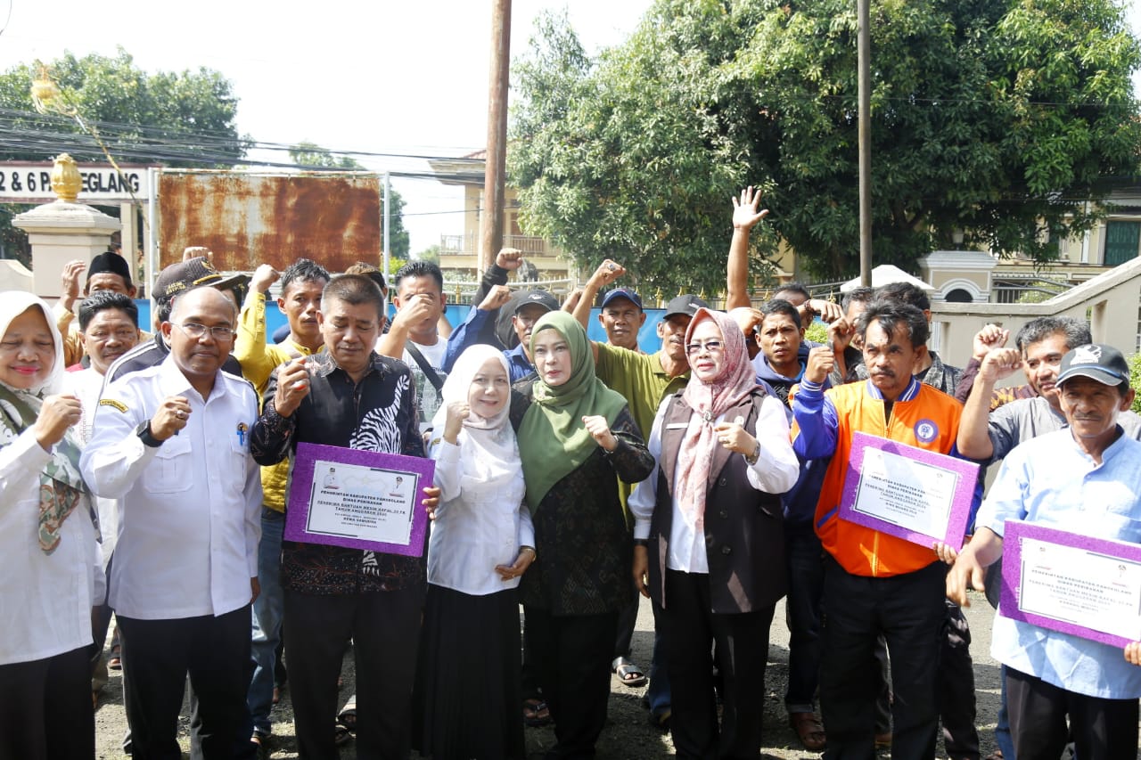 Bupati Irna bersama nelayan Pandeglang.