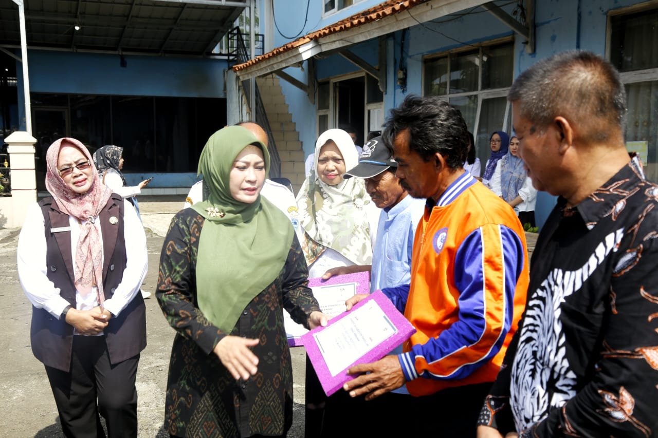 Bupati Irna saat menyerahkan bantuan alat mesin kapal ikan untuk nelayan Pandeglang.