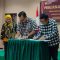 Kajari Ricky dan ketua KPU Muhamad Umar bersama jajarannya saat teken MoU.