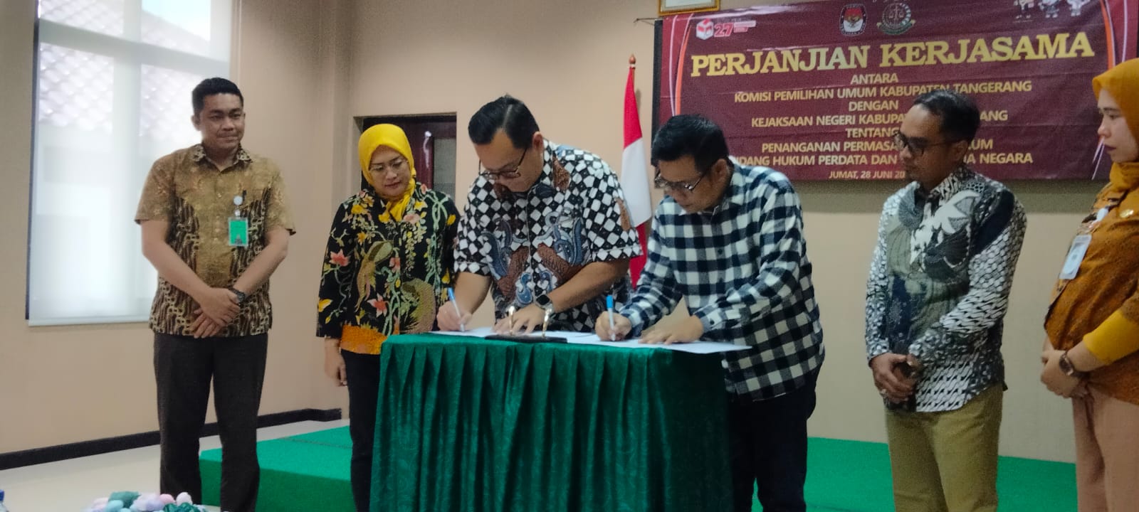 Kajari Ricky dan ketua KPU Muhamad Umar bersama jajarannya saat teken MoU.