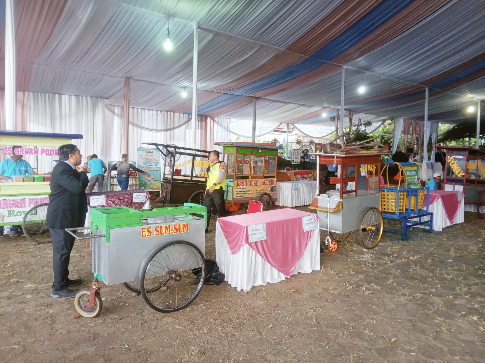 Pedagang UMKM di pesta rakyat acara ngunduh mantu anak Bupati irna.