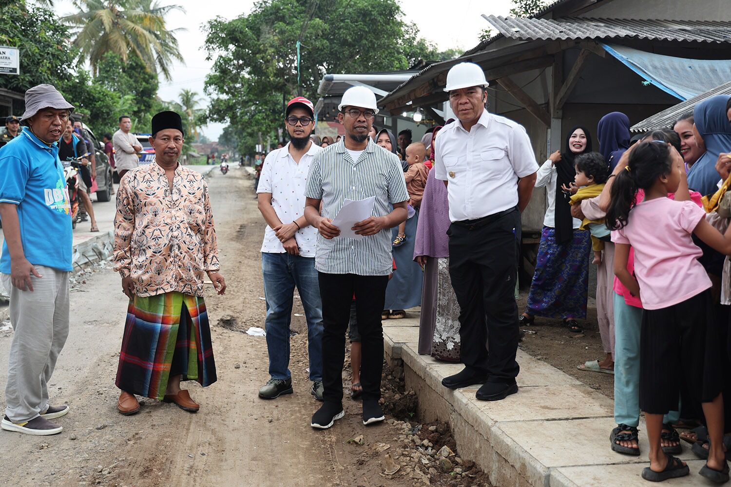 Pj Al Muktabar saat meninjau pembangunan ruas jalan Cibadak-Padasuka Kabupaten Lebak.