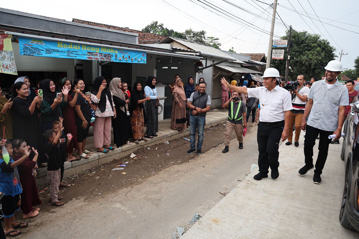 Tinjau Pembangunan Ruas Jalan Cibadak-Padasuka Kabupaten Lebak, Pj Al Muktabar Disambut Antusias Masyarakat