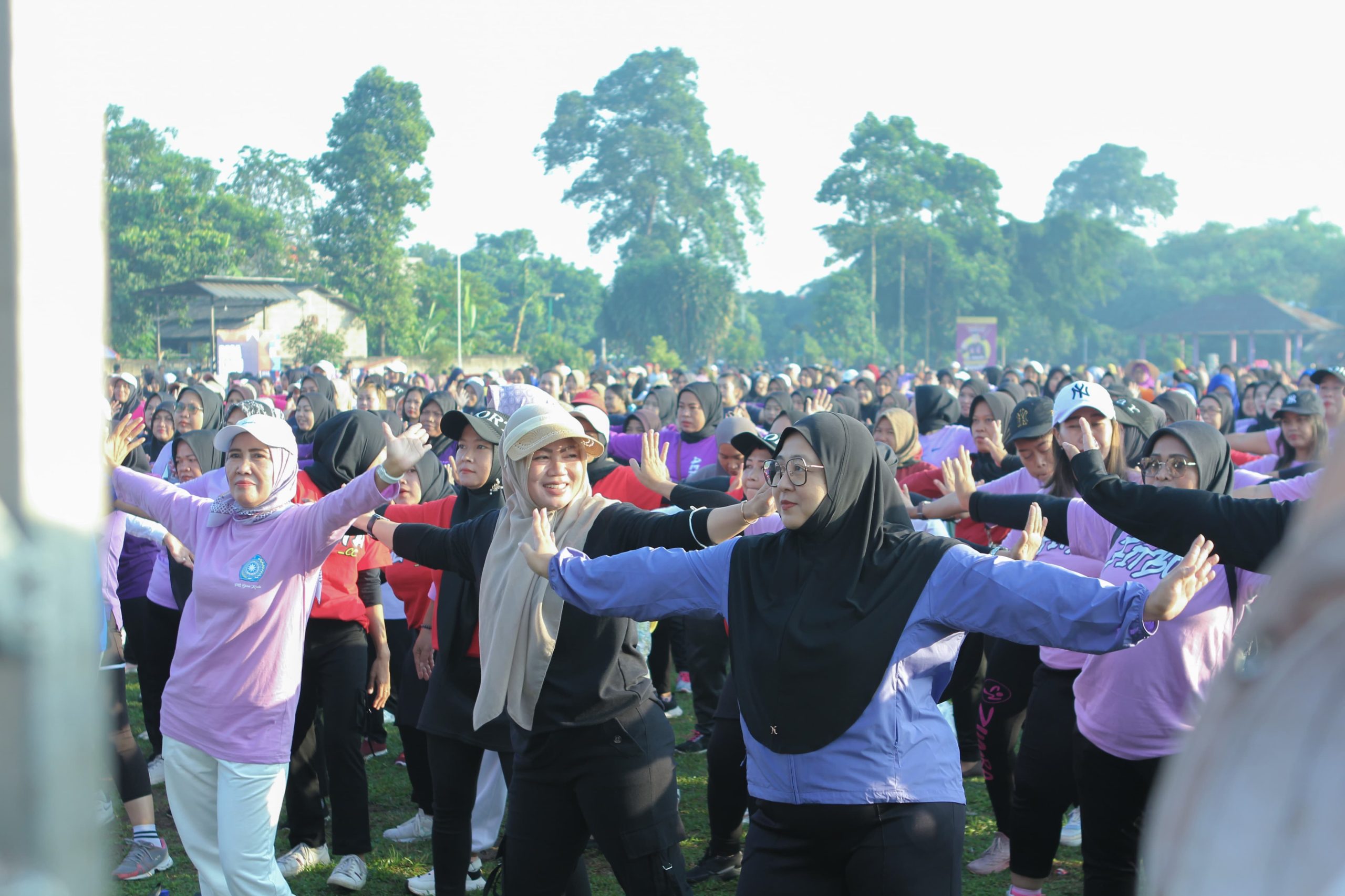 Intan Nurul Hikmah saat senam bersama masyarakat di desa kadu Curug.