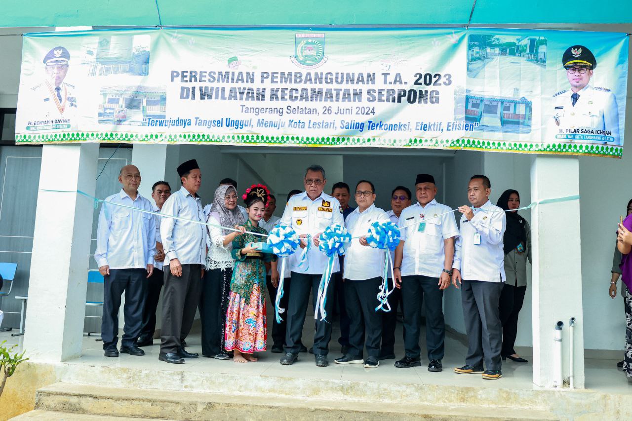 Benyamin saat meresmikan gedung Baru SMPN 7 Tangsel.