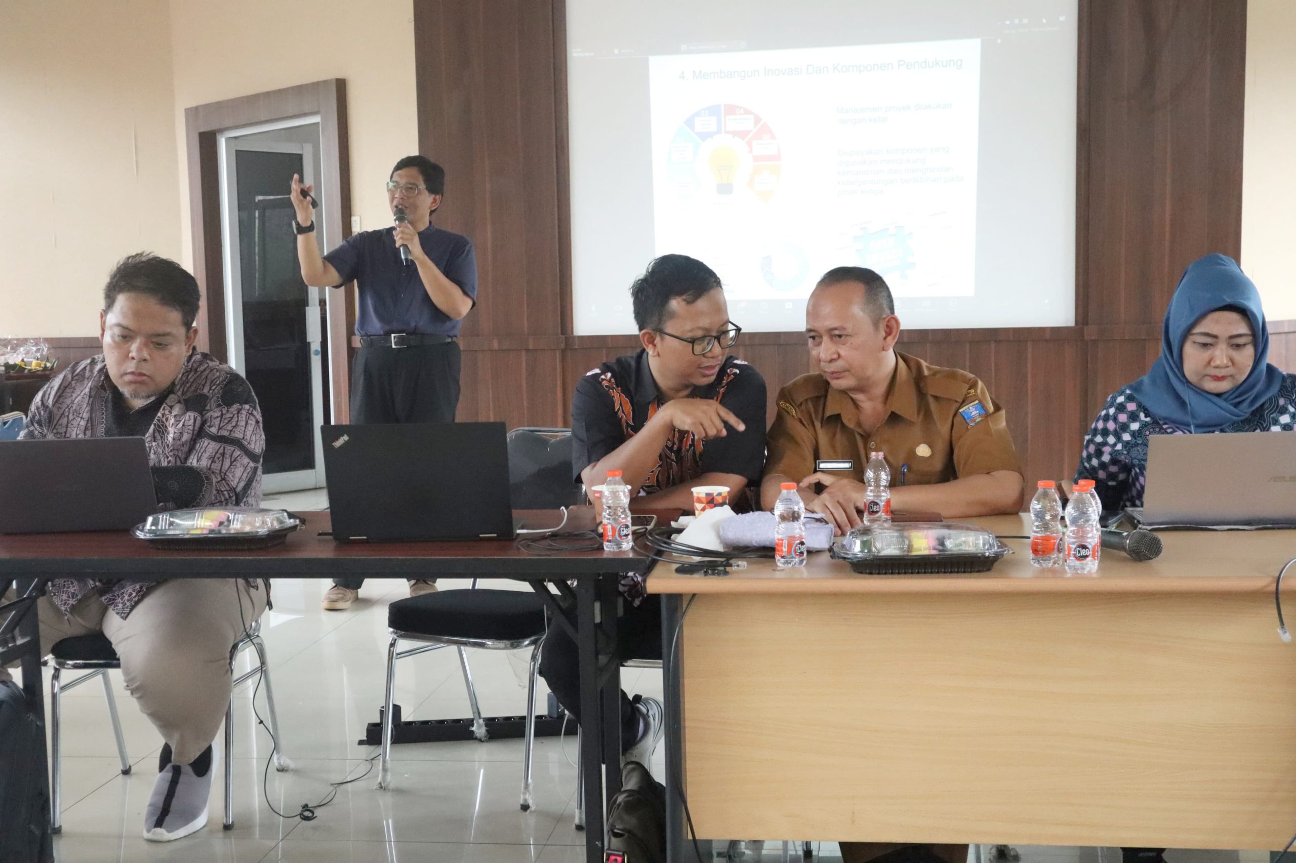 Diskominfosatik saat membahas smart city kabupaten serang.