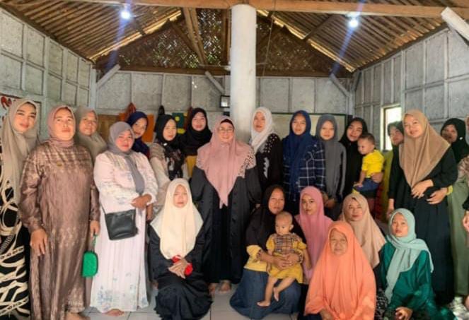 Intan Nurul Hikmah bersama warga Pakuhaji.