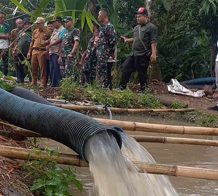 Kepala Distan Banten Agus M Tauchid saat melakukan monitoring dan evaluasi Irpom di Desa Gerudug, Kecamatan Bojong, Kabupaten Pandeglang.