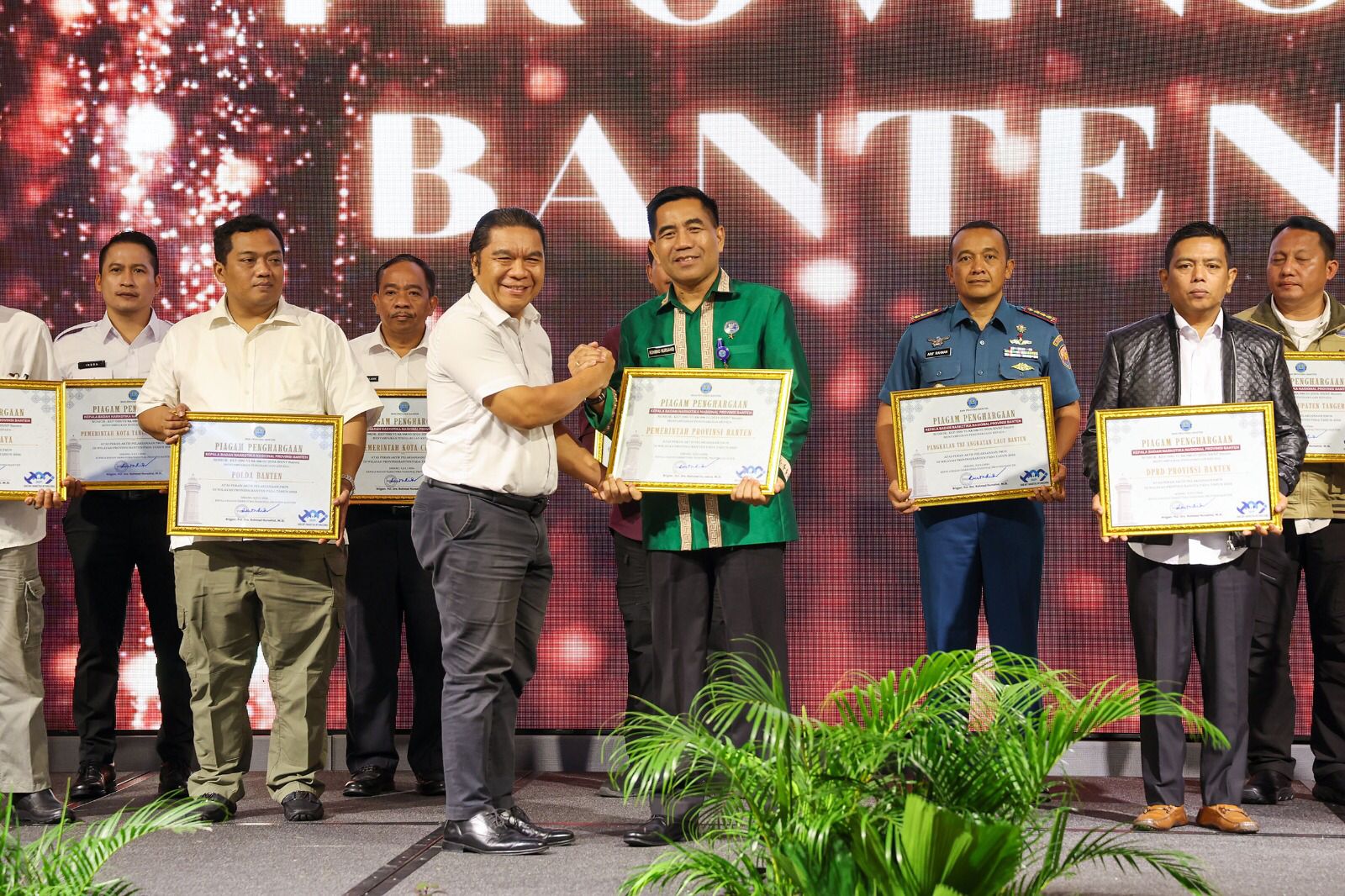 Pj Gubernur Banten Al Muktabar Bersama Kepala BNNP Banten Rohmad Nursahid dan Pejabat Lainnya.