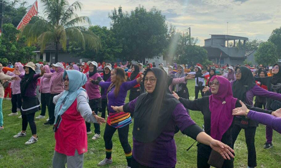 Intan Nurul Hikmah Senam Osteoporosis Bersama Ratusan Emak-emak Binong