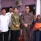 Kajari Ricky Tommy hasiholan didampingi ibu Santi Ricky saat foto bersama masyarakat.