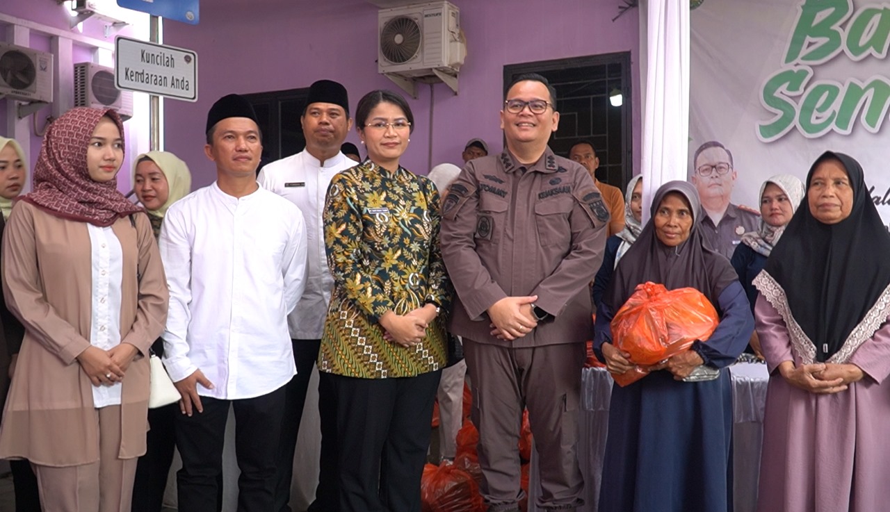 Kajari Ricky Tommy Bersama Ikatan Adhyaksa Dharmakarini Tangerang gelar Bazar Sembako di Desa Rawa Rengas