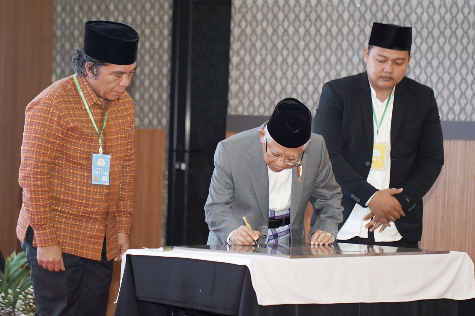 Wapres Ma'ruf Amin saat meresmikan kresek jadi kampung santri.