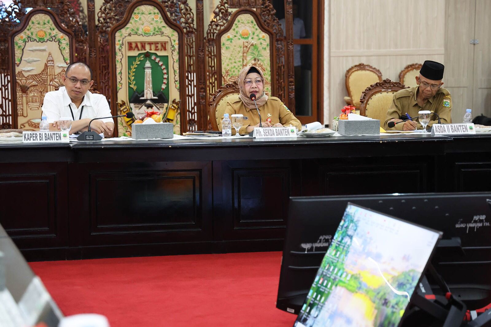 Plh Sekda Banten Virgojanti bersama jajarannya saat mengikuti Rapat Pengendalian Inflasi.