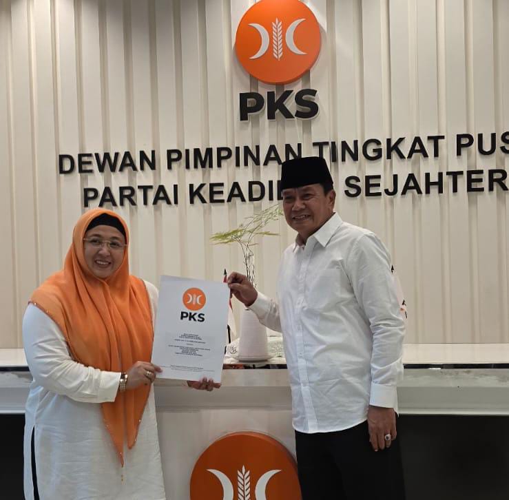 Pasangan Rudi Maesyal - Intan Nurul Hikmah saat menerima surat tugas rekomendasi dari DPP PKS.