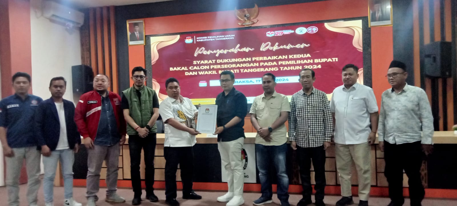 Tim pasangan Zulkarnain-Lerru saat menyerahkan perbaikan persyaratan ke kpu kabupaten Tangerang.