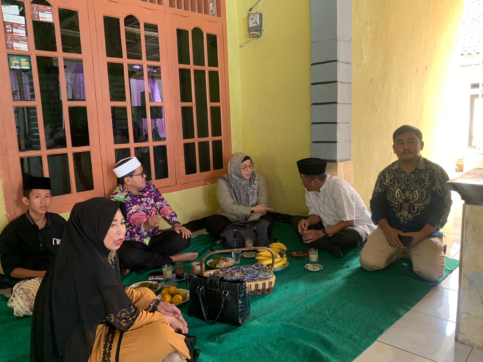 Intan Nurul Hikmah bersama masyarakat di Majelis Taklim Al Muniroh.