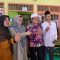 Intan Nurul Hikmah foto bersama masyarakat di Majelis Taklim Al Muniroh.