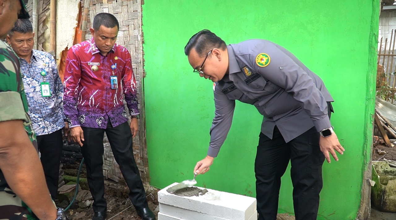 Kepala Kejari Kabupaten Tangerang, Ricky Tommy Hasiholan saat peletakan batu pertama pembangunan jamban untuk warga.