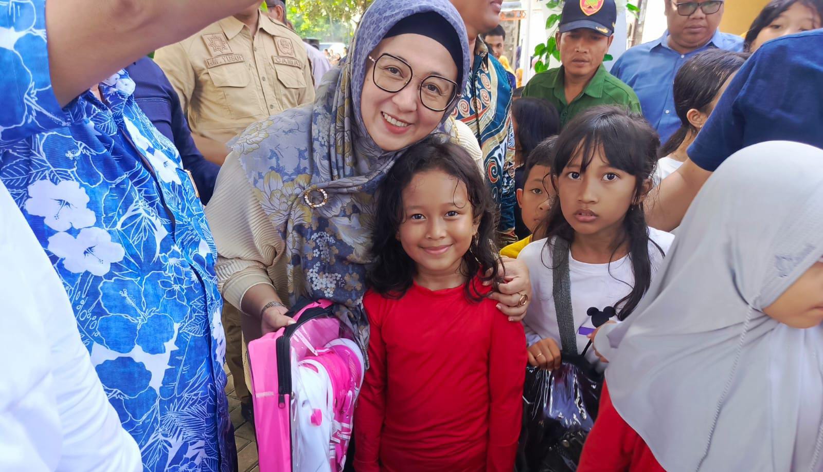 Intan Nurul Hikmah saat bersama anak-anak.