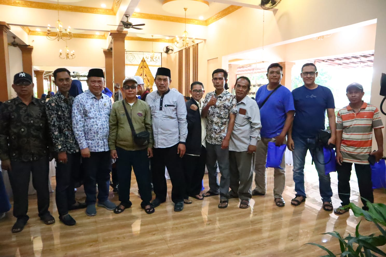 Muhammad Rizal DPR RI saat foto bersama masyarakat.