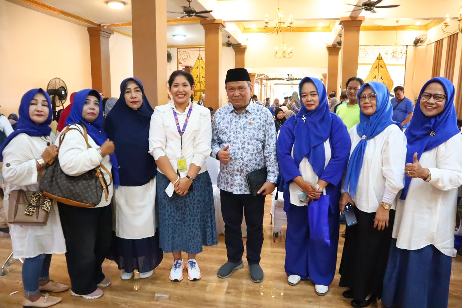 Muhammad Rizal DPR RI foto bersama masyarakat usai sosialisasi.