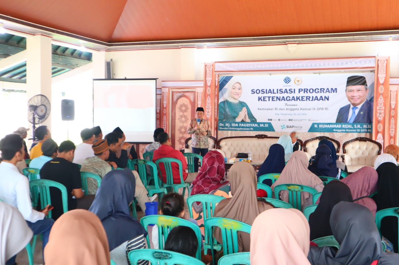 Muhammad Rizal saat memaparkan materi sosialisasi program ketenagakerjaan.