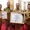 Pj Gubernur Banten Al Muktabar, Dewan Fahmi Hakim, dan jajarannya saat menunjukan piagam penghargaan.