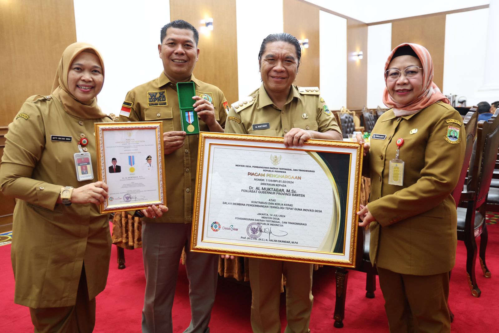 Pj Gubernur Banten Al Muktabar, Dewan Fahmi Hakim, dan jajarannya saat menunjukan piagam penghargaan.