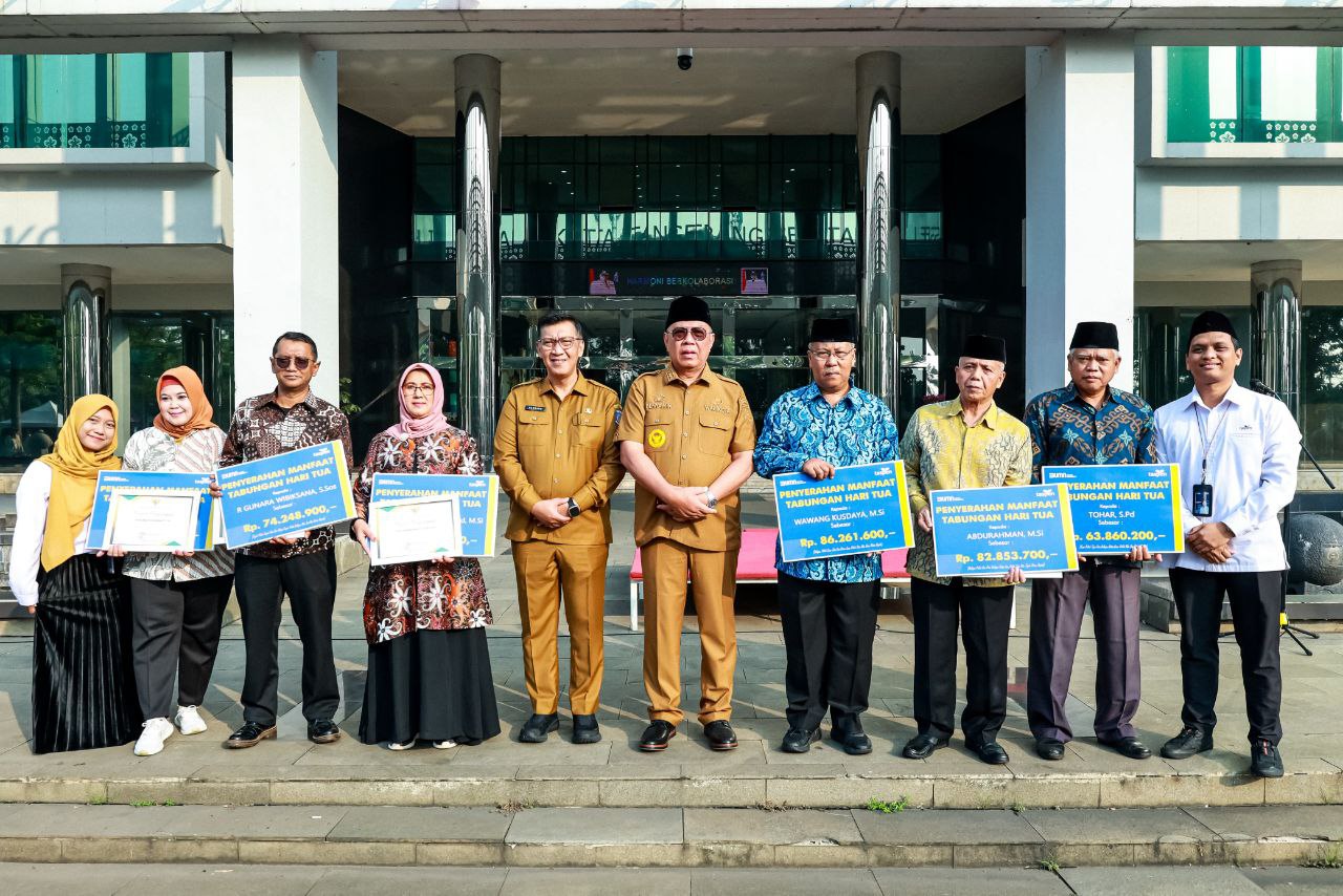 Walikota Tangsel Berikan Apresiasi ke ASN yang Baru Purnabakti