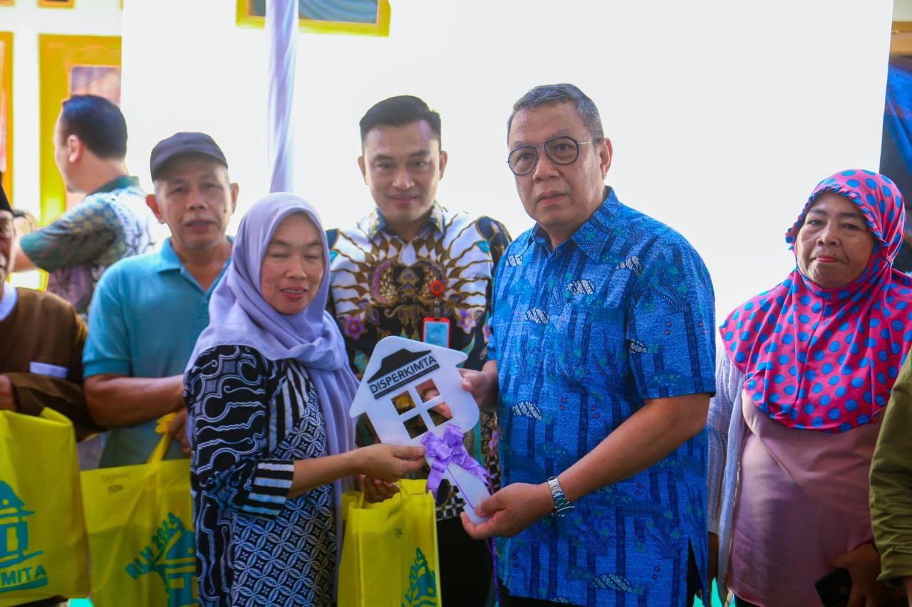 Warga Setu Tangsel Sumringah Diberi Kunci Rumah Layak Huni